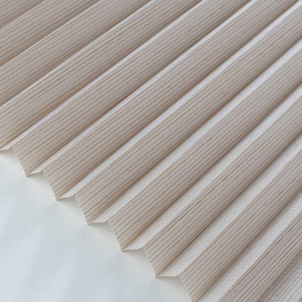 Beige Plissee, Modell Passau 9523, zeigt die gefaltete Struktur mit feinen Linien. Es eignet sich für maßgeschneiderte Fenster. Das Material ist blickdicht und hochwertig.