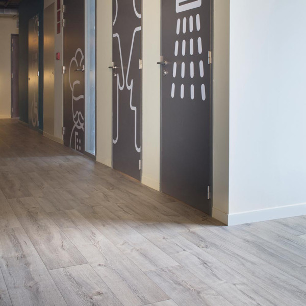 Dekor Foxtail Pine zeigt einen hellen, strukturierten Bodenbelag. Der Boden hat eine Holzoptik mit einer Kombination aus grauen und natürlichen Holzfarbtönen.