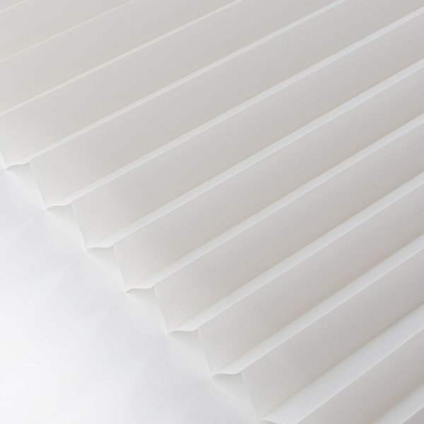 Halbtransparentes Plissee, Modell Hannover 8140, liegt in gefalteter Form vor. Die Farbe ist Creme, und das Material wirkt hochwertig und ansprechend.