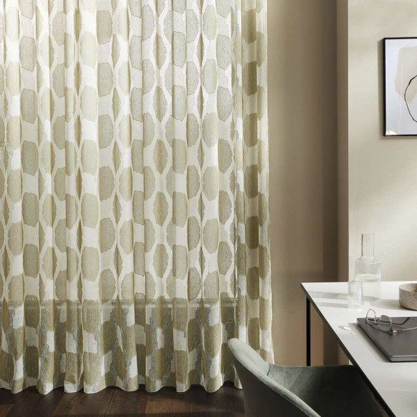 Halbtransparenter Dekostoff mit vielen beigen Punkten auf weißen Untergrund. Der Stoff weist eine glatte Struktur und weiche Falten auf. Ideal für individuelle Vorhänge oder Dekorationen.