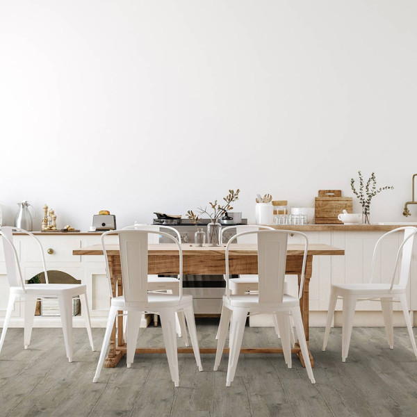 Holzboden mit grauer, strukturierter Oberfläche aus dem Gerflor Designboden Virtuo 30 Sortiment. Die Planken zeigen natürliche Maserungen und Knoten. Verschiedene Größen sind verfügbar.