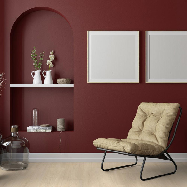 Helle, sandfarbene Vinylbodenoberfläche mit Holzoptik. Die Struktur und Maserung des Materials sind dezent ausgeprägt, was einen modernen und eleganten Look vermittelt.