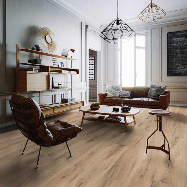 Helle Vinylbodenoberfläche mit einer natürlichen Holzoptik. Der Boden zeigt verschiedene farbliche Nuancen und Maserungen, die die Struktur und die natürliche Erscheinung von Holz imitieren.