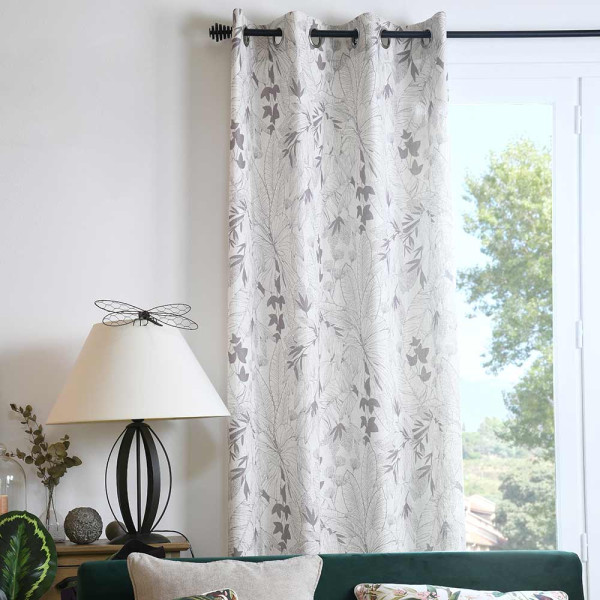 Natürlicher Vorhang mit floralem Muster, der sanfte, graue Blätterdesigns präsentiert. Der Vorhang hat oben Ösen für die einfache Montage.
