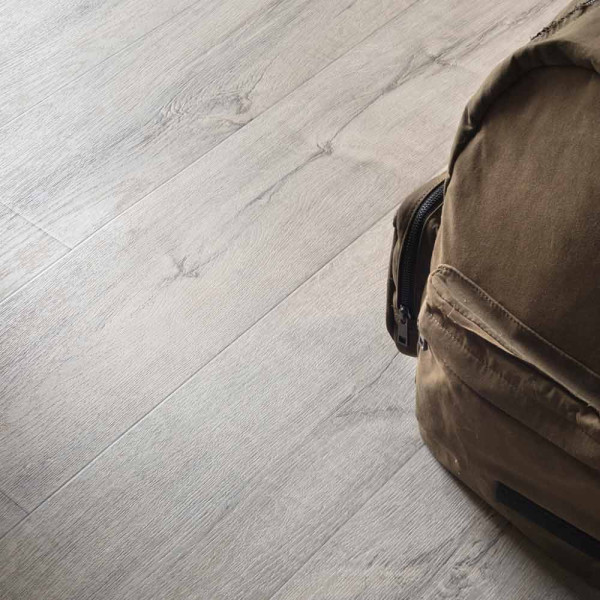 Dekor Foxtail Pine zeigt einen hellen, strukturierten Bodenbelag. Der Boden hat eine Holzoptik mit einer Kombination aus grauen und natürlichen Holzfarbtönen.