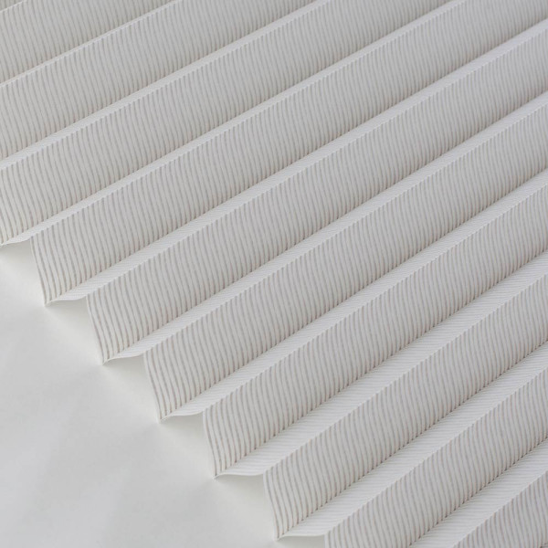 Weißes Plissee aus dem Modell Usedom 8223, gefaltet und in gleichmäßigen Abständen angeordnet. Das Material wirkt blickdicht und ist für maßgeschneiderte Fensterdekoration geeignet.