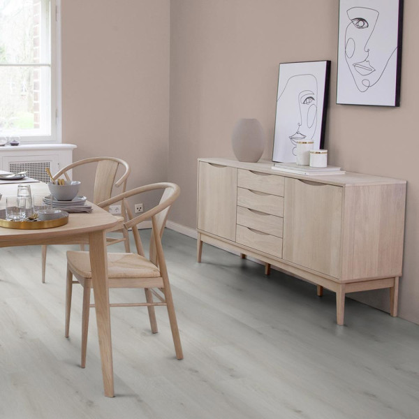 Klick-Vinylboden in hellgrauer Eiche mit einem natürlichen Holzlook. Die Oberfläche wirkt glatt und gleichmäßig, ideal für moderne Innenräume. Erhältlich zu einem Preis von 32,99 € pro Quadratmeter.