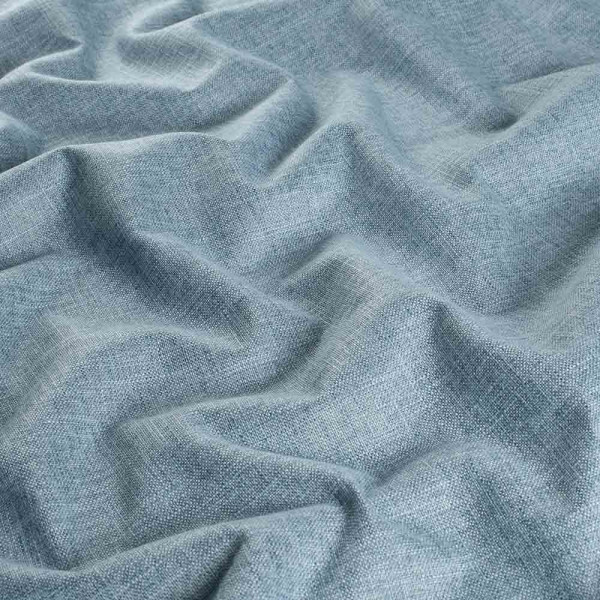 Eleganter, strukturierter, türkisfarbener Vorhangstoff mit leichten Falten und einem weichen Griff. Er eignet sich ideal zur Verdunkelung und Gestaltung von Wohnräumen.