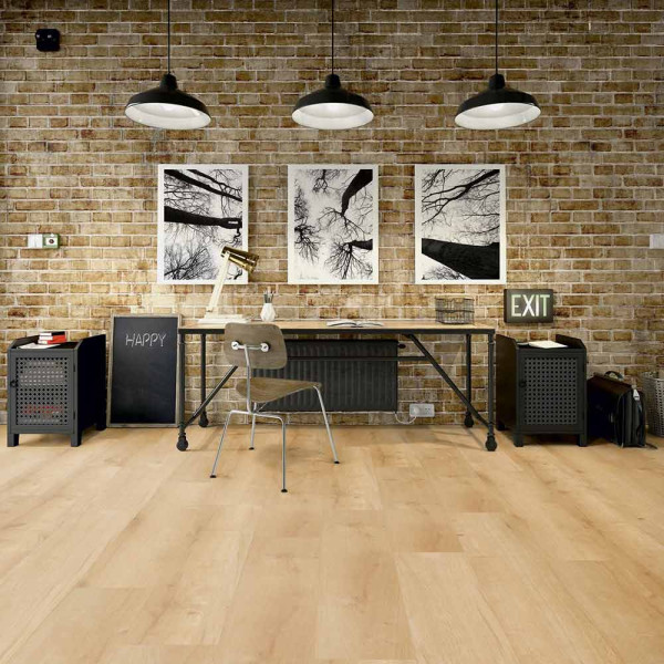 Heller Klick-Vinylboden in Eicheoptik mit einer strukturierten Oberfläche. Die Paneele sind gleichmäßig verlegt und zeigen eine natürliche Holzmaserung.