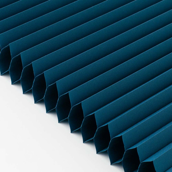 Dunkelblaues Wabenplissee, gefaltet und in mehreren Reihen angeordnet. Das Material wirkt hochwertig und lichtundurchlässig. Ideal für individuelle Fensterdekorationen und Sonnenschutz.