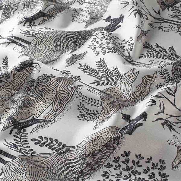 Muster des CARLUCCI Vorhangstoffs Perfect Place 1725 zeigt schwarze, gezeichnete Tiere und Pflanzen auf einem hellen Hintergrund. Der Stoff hat eine strukturierte Oberfläche.