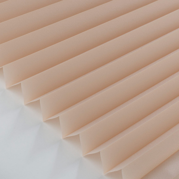 Hellbeige Plissee mit gefaltetem Design liegt flach auf einer Oberfläche. Die Struktur besteht aus mehreren gleichmäßigen Falten, die für eine blickdichte Abdeckung sorgen.