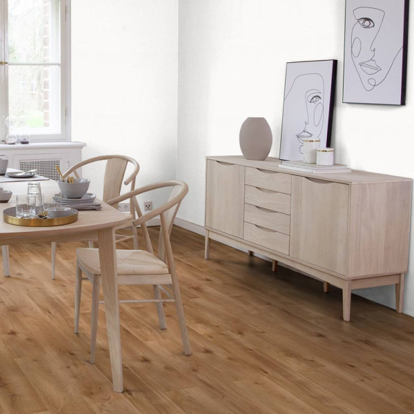 Heller, strukturiert aussehender Vinylboden im Holzlook in der Farbe Karamell. Die einzelnen Dielen sind klar erkennbar und verleihen dem Boden eine natürliche Holzoptik.