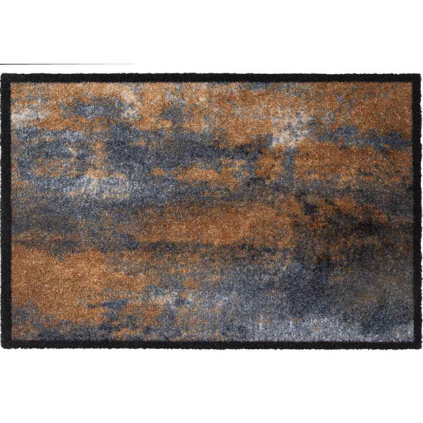 Moderne Fußmatte in Erdtönen, kombiniert aus Grau und Braun, mit einem strukturierten Muster. Die Maße betragen 50 x 75 cm und sie hat einen schwarzen Rand.