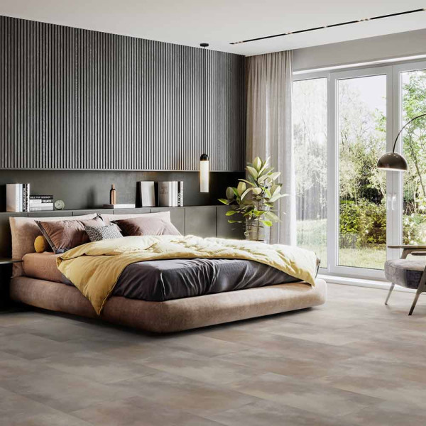 Helle, matte Fliesen in verschiedenen Beige- und Grautönen mit einer strukturierten Oberfläche bilden ein modernes Muster für einen Klebe-Vinylboden. Der Boden wirkt hochwertig und stilvoll.