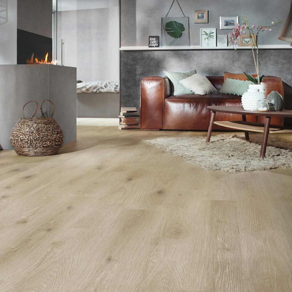 Klebe-Vinylboden in Eiche Agave mit hellen Holztönen zeigt eine gleichmäßige Oberflächenstruktur. Der Boden eignet sich für Wohnräume und wird online derzeit nicht angeboten.