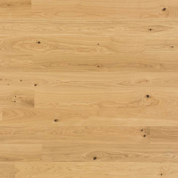 Hellbraunes Parkett mit Holzmaserung und kleinen Ästen ist gleichmäßig verlegt. Die Oberfläche wirkt vorgeölt und glänzend. Das Material eignet sich für Bodenbeläge in Wohnräumen.