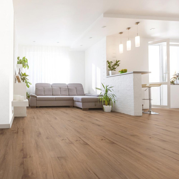 Hellbrauner Designboden aus klickbarem Vinyl mit natürlicher Holzoptik. Die Oberfläche zeigt feine Holzmaserungen und kleine Unterschiede in der Farb- und Strukturverteilung.