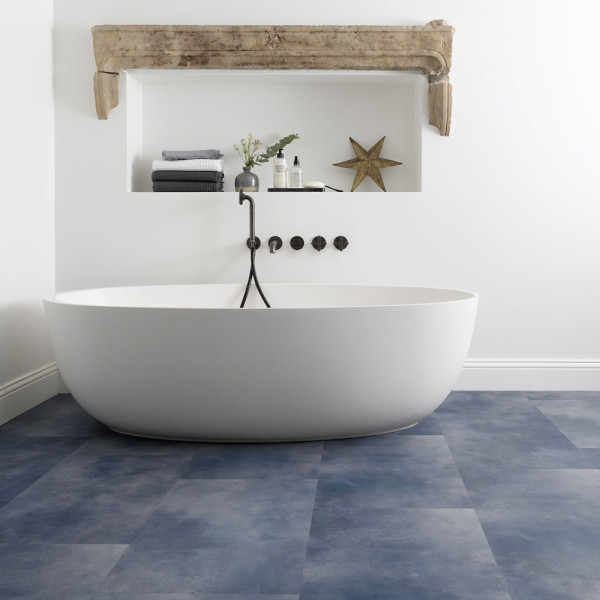 Grau-bläuliche Vinylestruktur mit unregelmäßigen, matte Flächen. Die Muster sind in variierenden Tönen angeordnet und erzeugen einen industriellen Look. Ideal für moderne Bodenbeläge.