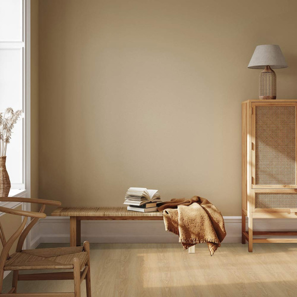 Hellbrauner Designboden mit natürlicher Holzoptik. Die Landhausdiele zeigt feine Holzmaserungen und Fugen. Der Bodenbelag ist für Innenräume geeignet und hat eine dezente, warme Ausstrahlung.