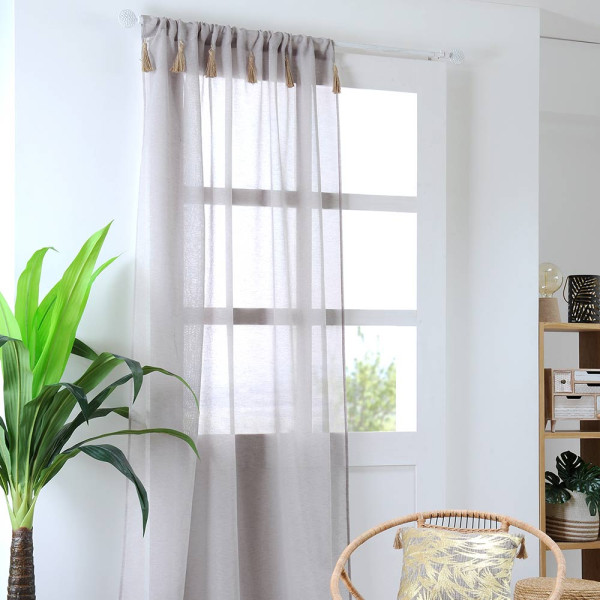 Natürlicher Vorhang namens Ibiza mit Schlaufen und Fransen hängt an einer Stange. Der Vorhang ist in einer hellen Farbgebung gehalten und bietet eine schlichte Eleganz für jeden Raum.