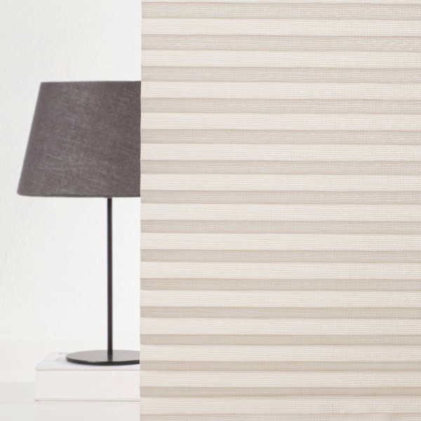 Halbtransparente Plissees in sanften Naturtönen liegen nebeneinander. Die Textur zeigt feine, vertikale Streifen. Diese Plissees sind für maßgeschneiderte Fensterdekoration konzipiert.