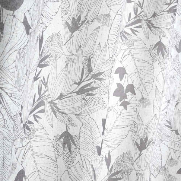 Natürlicher Vorhang mit floralem Muster, der sanfte, graue Blätterdesigns präsentiert. Der Vorhang hat oben Ösen für die einfache Montage.