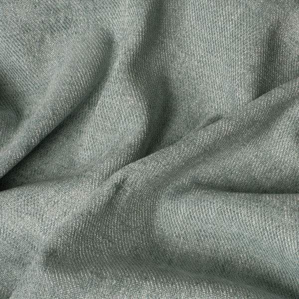 Grau gefärbter Dekostoff liegt in Falten und zeigt eine strukturierte Oberfläche. Der Stoff hat einen sanften Glanz und ist für Vorhänge geeignet.