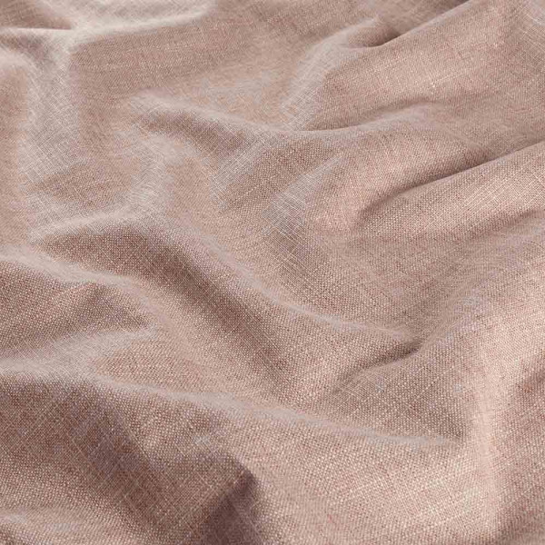 Terrafarbener Vorhangstoff liegt zerknittert auf einer Oberfläche. Die weiche Textur des Materials ist deutlich erkennbar, mit feinem Gewebe und einer eleganten, natürlichen Optik.