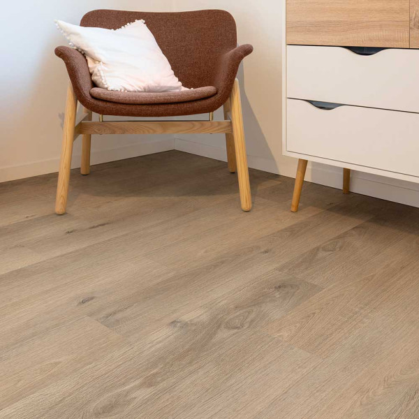 Helle, holzähnliche Oberfläche eines Vinylbodens mit feinen Strukturdetails. Der Boden wirkt modern und elegant, ideal für Innenräume.