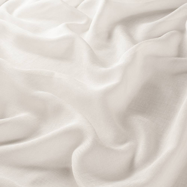 Weißer, halbtransparenter Vorhangstoff mit sanften Falten. Der Stoff vermittelt einen leichten, luftigen Eindruck und eignet sich gut für dekorative Anwendungen.
