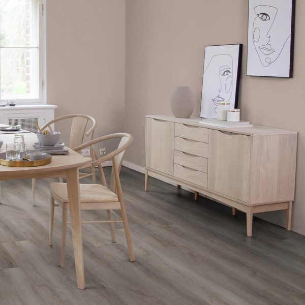 Grauer Klick-Vinylboden im Design Gobi Desert Oak. Die Fläche zeigt einen gleichmäßigen, träumerischen Holzlook mit variierenden Farbtönen und Struktur. Ideal für moderne Wohnräume.