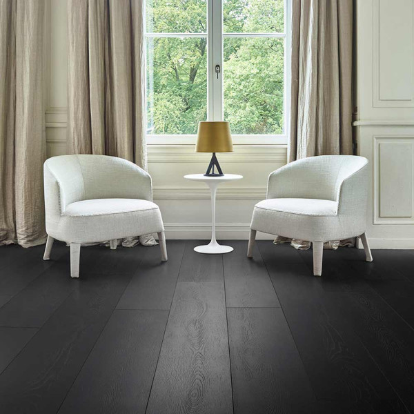 Dunkler Vinylboden mit Holzstruktur und feinen Maserungen. Der Boden hat eine gleichmäßige, matte Oberfläche und schafft eine moderne, elegante Atmosphäre.