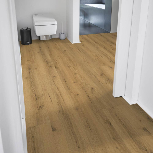 Eichenfarbener Vinylboden mit einem natürlichen Holz-Look, der aus verschiedenen Paneelen in unterschiedlichen Farbtönen besteht. Der Boden wirkt warm und einladend.