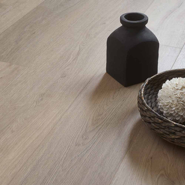 Holzboden mit einer hellen, natürlichen Optik und sichtbaren Maserungen. Die Struktur zeigt verschiedene Brauntöne und kleine Äste, die das Material authentisch wirken lassen.