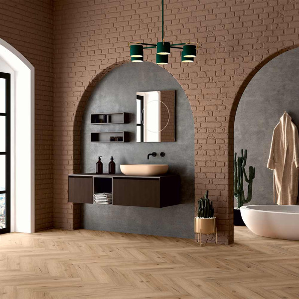 Helle Eichenplanken im Fischgrätenmuster bilden den Bodenbelag. Die Dielen sind sorgfältig verlegt und erzeugen eine warme, einladende Atmosphäre.