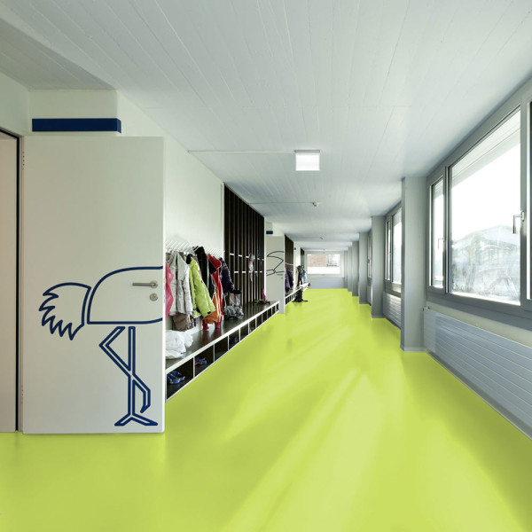 Uni-farbenes, hellgrünes PVC-Bodenbelag-Dekor Uno Apple von Tarkett in einer Auslage im Preis von 39,99 € pro Quadratmeter inklusive MwSt. zu sehen.