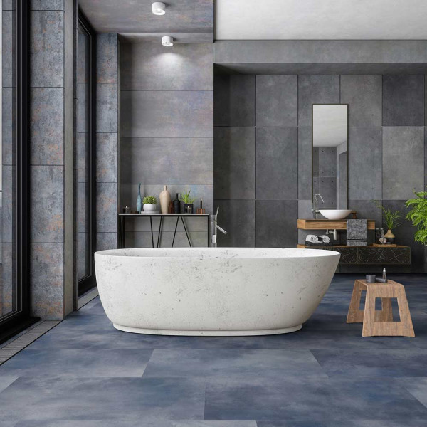 Grau-bläuliche Vinylestruktur mit unregelmäßigen, matte Flächen. Die Muster sind in variierenden Tönen angeordnet und erzeugen einen industriellen Look. Ideal für moderne Bodenbeläge.