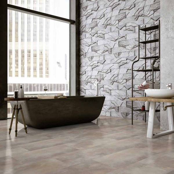 Helle, matte Fliesen in verschiedenen Beige- und Grautönen mit einer strukturierten Oberfläche bilden ein modernes Muster für einen Klebe-Vinylboden. Der Boden wirkt hochwertig und stilvoll.