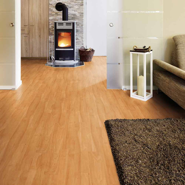 Heller, einheitlicher Vinylboden in Holzoptik mit sichtbaren Maserungen und einer warmen Farbgebung. Der Boden wirkt sauber und modern, ideal für verschiedene Wohnräume.