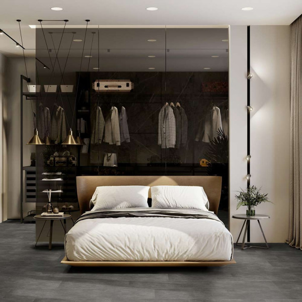 Dunkler Designboden mit einer strukturierten Oberfläche aus Steindekor. Die Platten sind in verschiedenen Größen angeordnet und zeigen eine matte, graue Farbgebung.