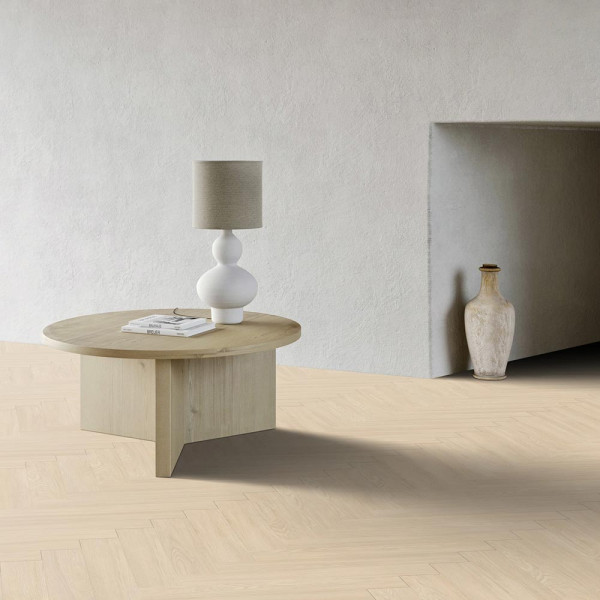 Helle, leicht strukturiert aussehende Fischgrätmuster des Gerflor Designbodens Virtuo Clic 55 HB in Blomma Cream. Der Boden wirkt modern und eignet sich für verschiedene Innenräume.