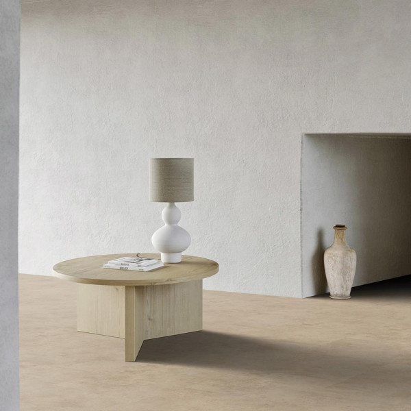 Beige Bodenfliesen im Steindekor sind gleichmäßig angeordnet. Die Oberflächenstruktur wirkt natürlich und bietet eine moderne, elegante Optik für Wohnräume.