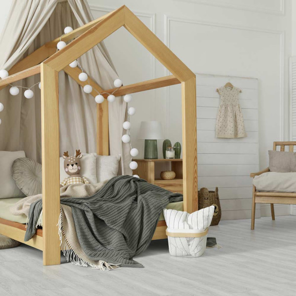 Der Bodenbelag zeigt eine helle, graue Landhausdiele mit einer Holzstruktur. Die Dielen sind in langen Paneelen verlegt und erinnern an einen modernen, eleganten Look.