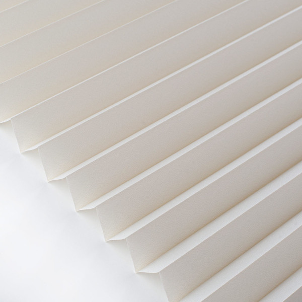 Plissee Murnau 9091 in Ivory zeigt eine geordnete Anordnung von horizontalen, gefalteten Stofflamellen. Die Struktur und Farbe bieten einen eleganten Sichtschutz für Fenster.