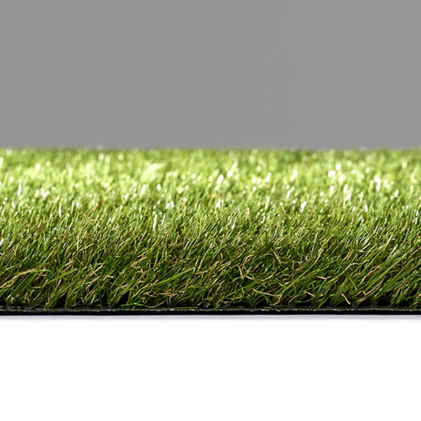 Olivengrüner Kunstrasen Talia Green mit feiner Textur. Der Rasenteppich eignet sich für verschiedene Anwendungen im Innen- und Außenbereich. Der Preis beträgt 29,99 € pro Quadratmeter.