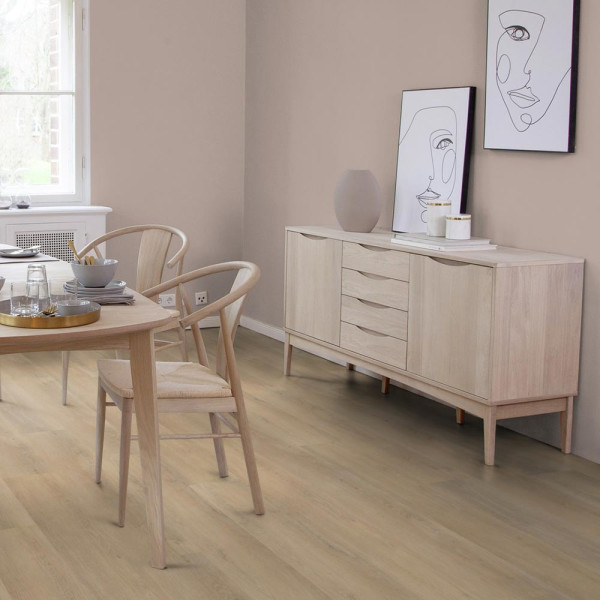 Helle Vinylbodenfläche in Holzoptik mit sanften Maserungen. Der Boden wirkt modern und einladend, ideal für Wohnräume oder Büros. Gestoßenes Dekor in hellem Beige.