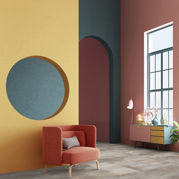 Helle, matte Fliesen in verschiedenen Beige- und Grautönen mit einer strukturierten Oberfläche bilden ein modernes Muster für einen Klebe-Vinylboden. Der Boden wirkt hochwertig und stilvoll.