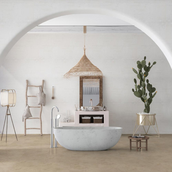 Beige Bodenfliesen im Steindekor sind gleichmäßig angeordnet. Die Oberflächenstruktur wirkt natürlich und bietet eine moderne, elegante Optik für Wohnräume.