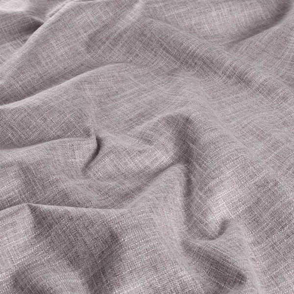 Mauvefarbener Vorhangstoff, der leicht plissiert und gefaltet ist. Die Struktur zeigt ein feines, textiles Muster. Der Stoff eignet sich für Dekorationszwecke und ist verdunkelnd.